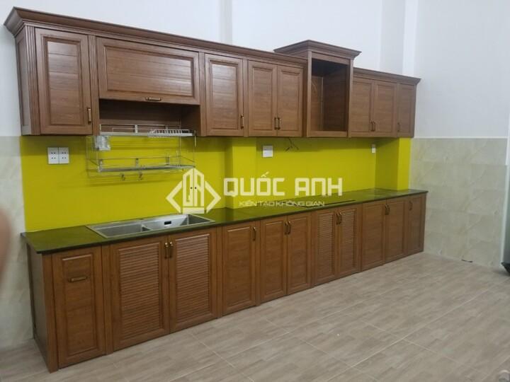 Tủ bếp Omega kết hợp kính ốp tường bếp màu vàng sáng tạo.