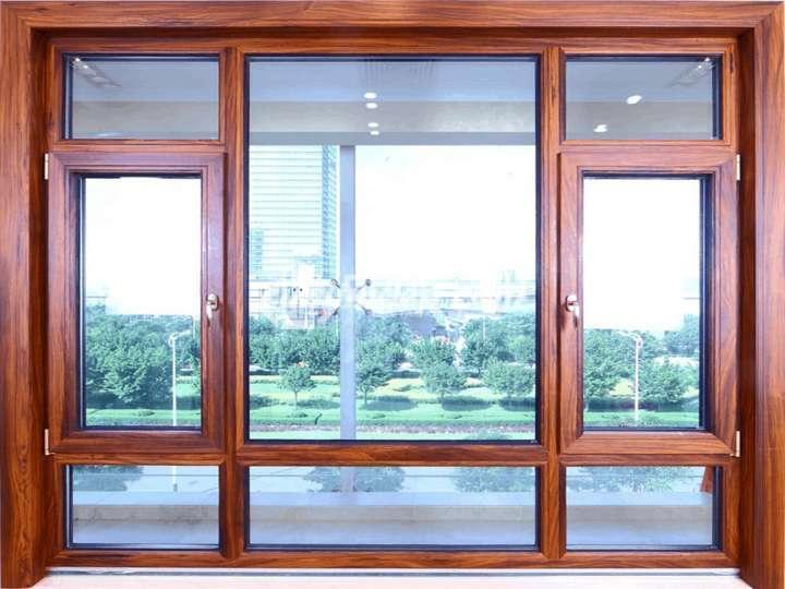 Cửa gỗ kính cường lực lắp đặt cho cửa sổ nhà ở. 