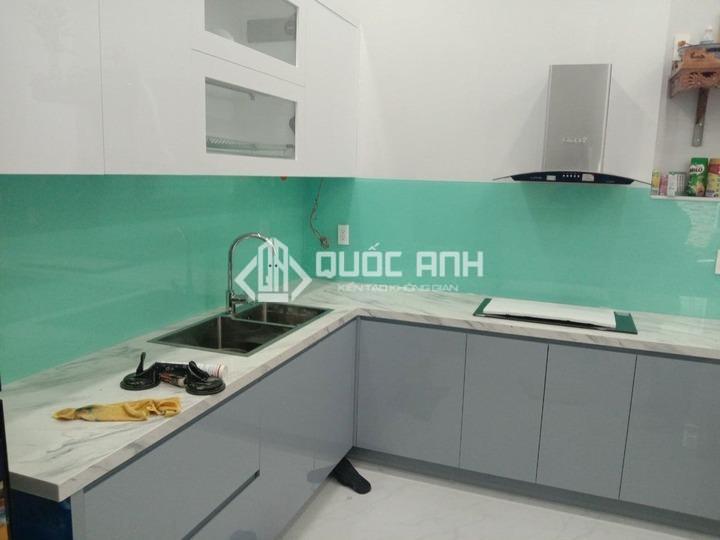 Kính tông màu pastel khiến tủ bếp có nét thẩm mỹ hơn. 