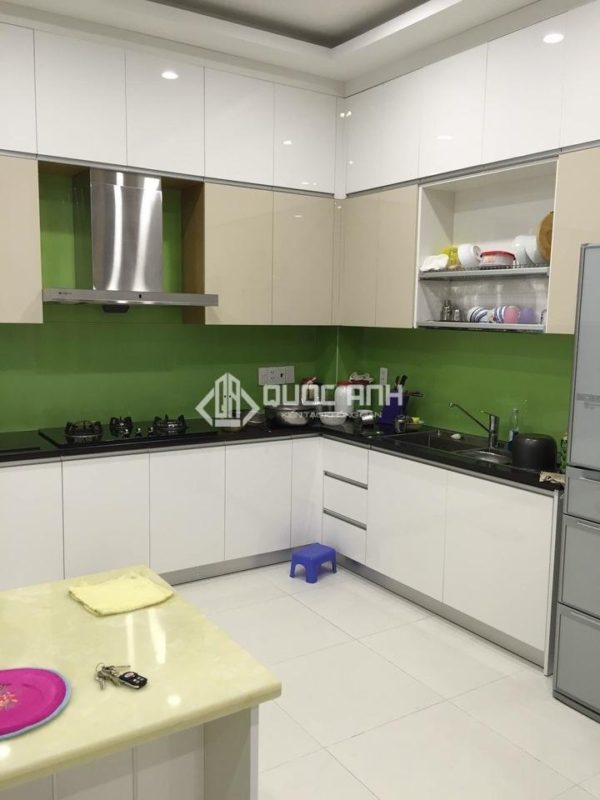 Kính ốp bếp màu xanh lá.