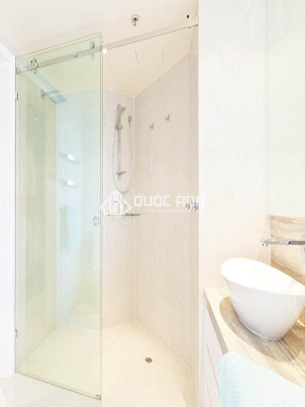 Mẫu phòng tắm cửa lùa 1 cánh với phần cánh còn lại khóa cố định.