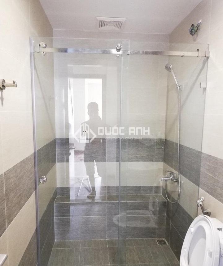 Phòng tắm kính cửa lùa 2 cánh vẫn được lựa chọn và ứng dụng nhiều hơn so với cửa lùa nhôm kính nhà tắm. 