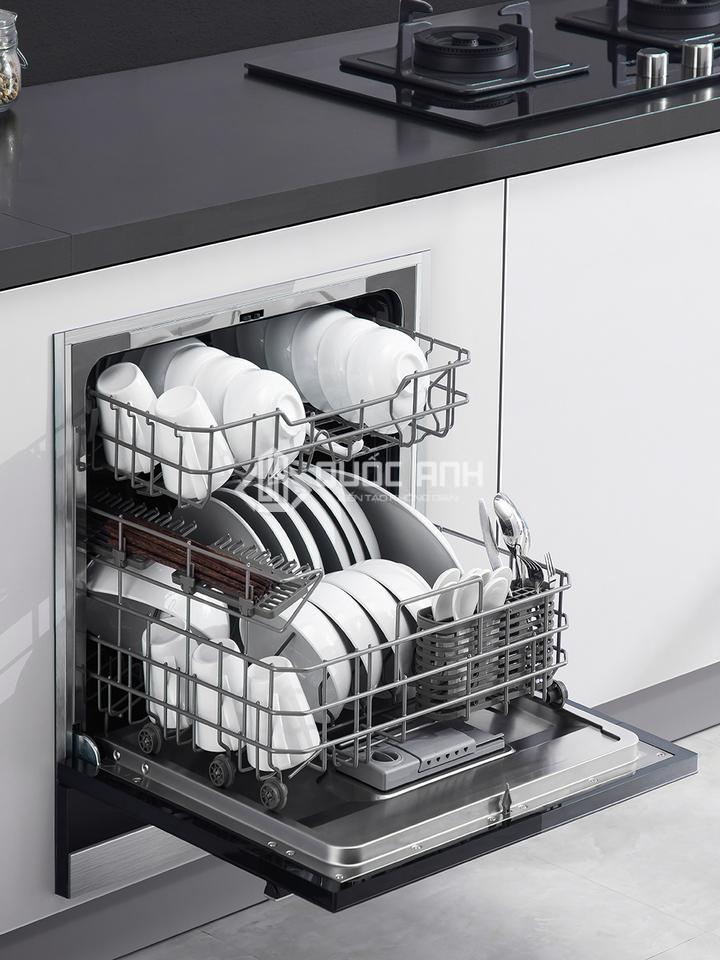 Máy rửa bát là vật dụng nên có trong căn bếp hiện đại.