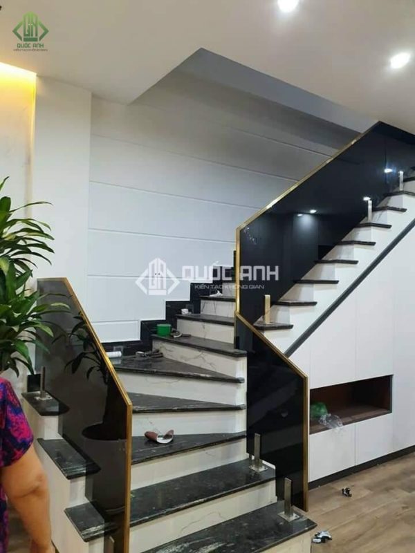 Cầu thang kính chân lửng với kính màu đen độc đáo.