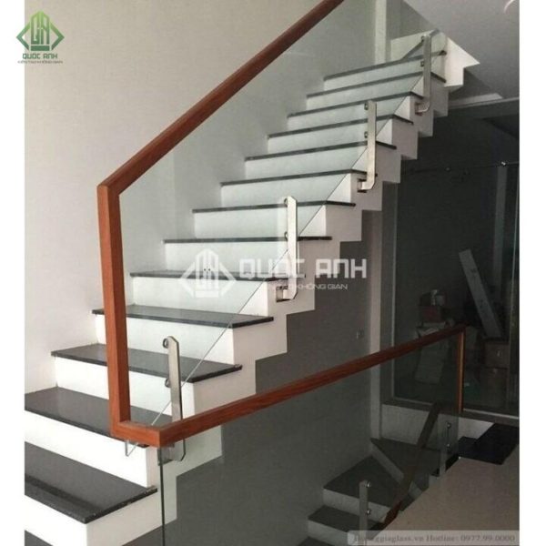 Quốc Anh Door đã có kinh nghiệm nhiều năm lắp đặt cầu thang kính.
