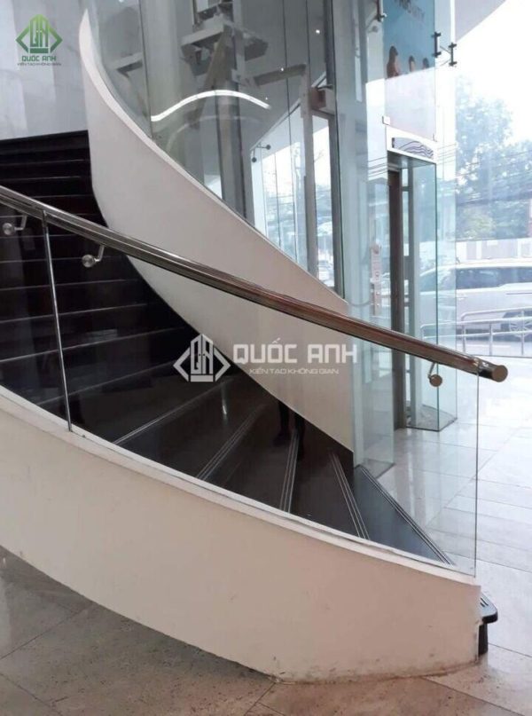 Cầu thang kính cong có độ khó cao yêu cầu đơn vị thi công phải có chuyên môn.