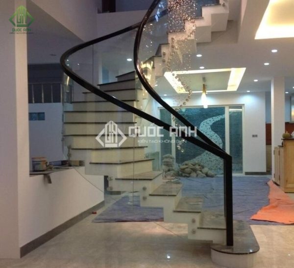 Cầu thang kính cong sử dụng kính cường lực uốn cong theo thiết kế, có vẻ đẹp mới lạ độc đáo.