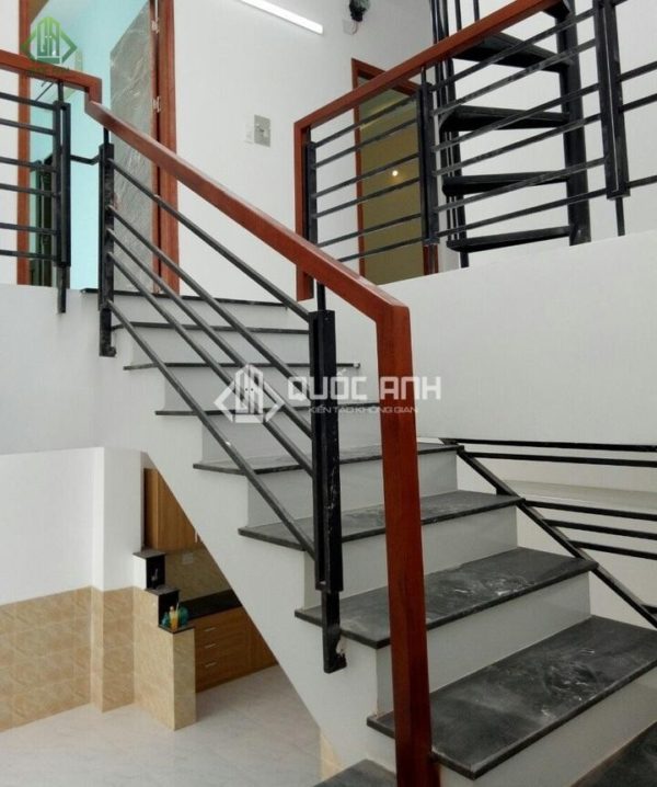 Cầu thang sắt mặt đá thông dụng.
