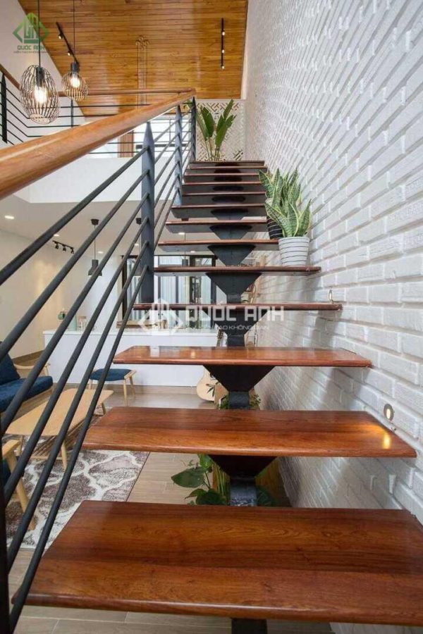 Cầu thang sắt ốp gỗ có tính thẩm mỹ cao.