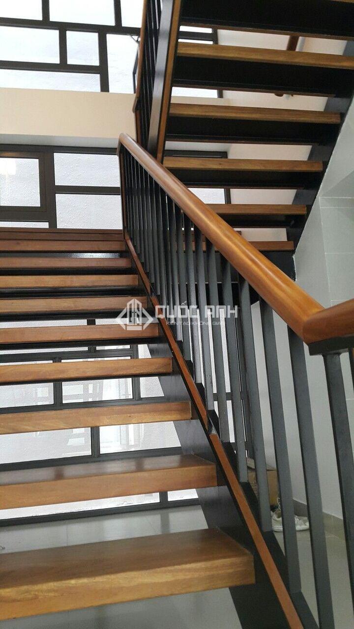 Cầu thang sắt kết hợp tay vịn và mặt bậc gỗ. 