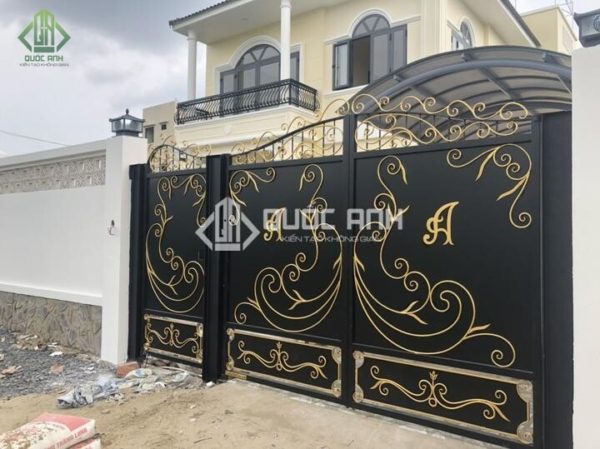 Cửa cổng sắt CNC giúp ngôi nhà ấn tượng và nổi bật hơn hẳn.