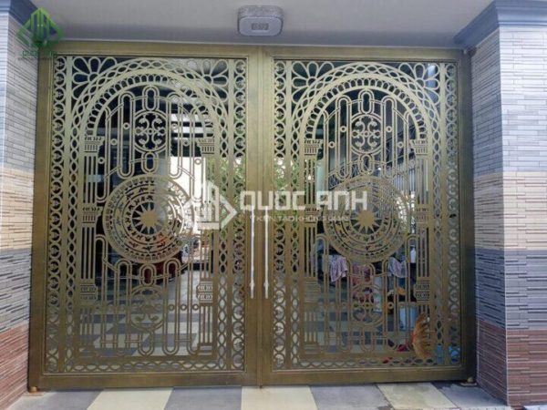 Cổng sắt CNC màu vàng đồng rất được yêu thích.