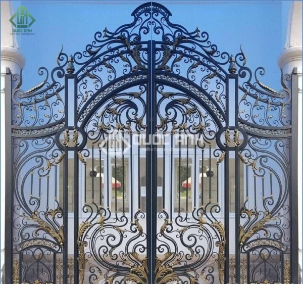 Cửa cổng sắt nghệ thuật độc đáo, tăng điếm nhấn cho công trình.