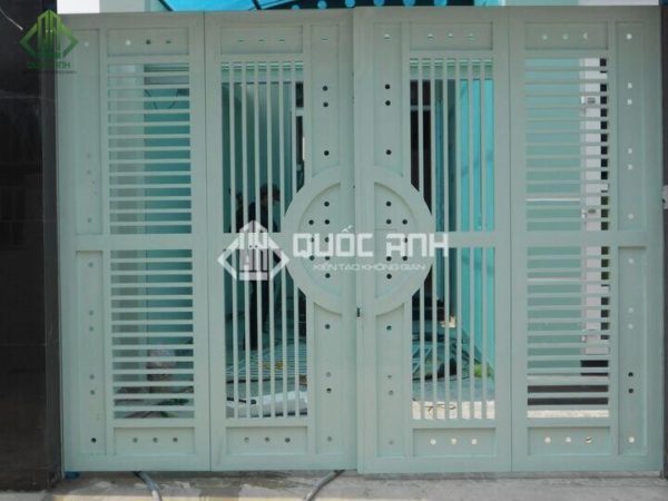 Cổng sắt màu trắng được khách hàng ưa chuộng.