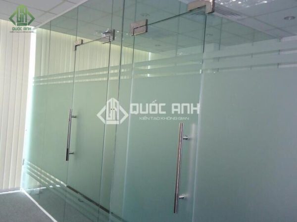 Cửa kính bản lề sàn sử dụng phụ kiện bản lề sàn với nhiều đặc điểm nổi bật.