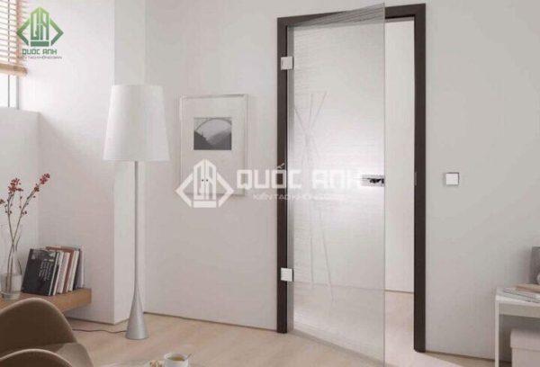 Cửa kính cường lực hoa văn đẹp mắt.