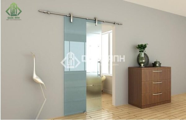 Cửa kính cường lực 1 cánh sử dụng kính cường lực có độ bền cao, thiết kế 1 cánh phù hợp cho không gian nhỏ.