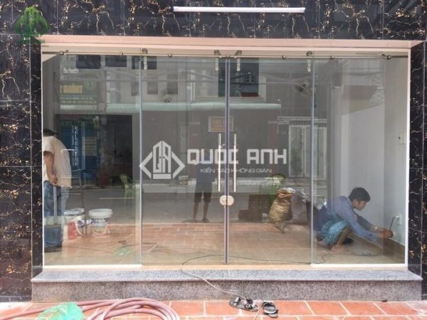 Cửa kính cường lực 4 cánh có kích thước lớn, thoáng rộng.