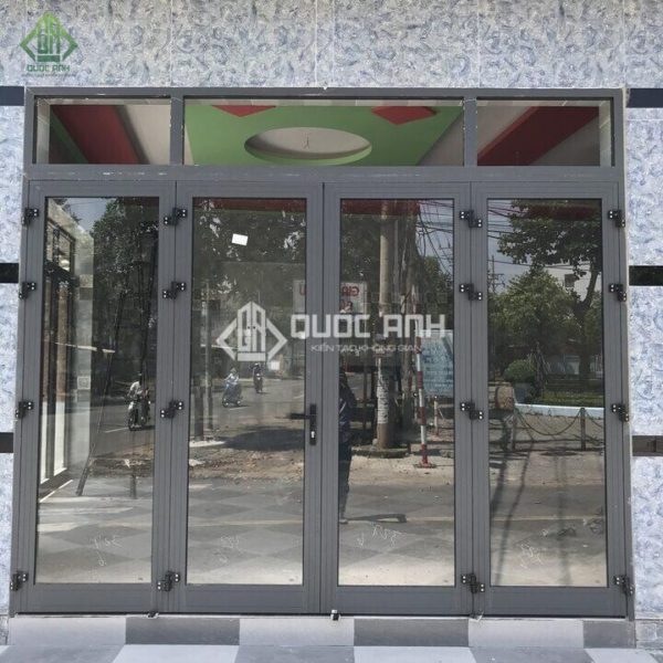 Cửa kính cường lực khung nhôm được cấu tạo từ kính cường lực và phần khung nhôm cứng cáp.