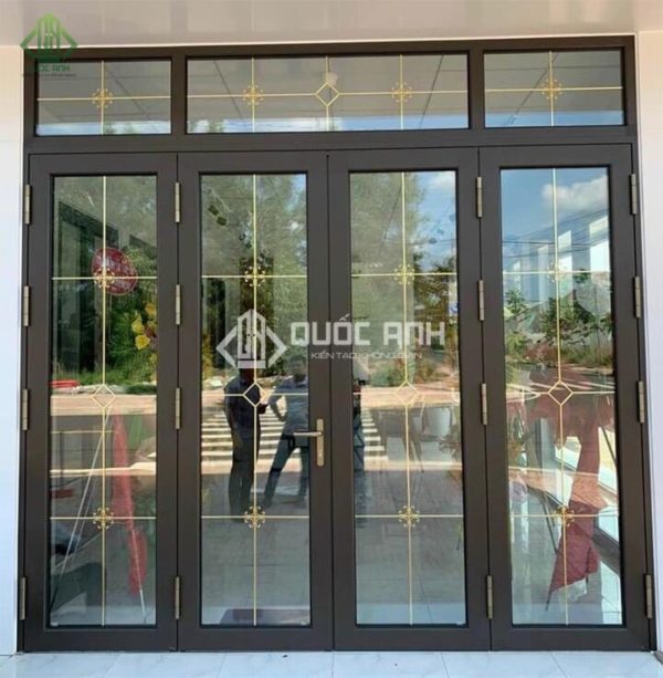 Cửa kính khung nhôm kết hợp nan trang trí.