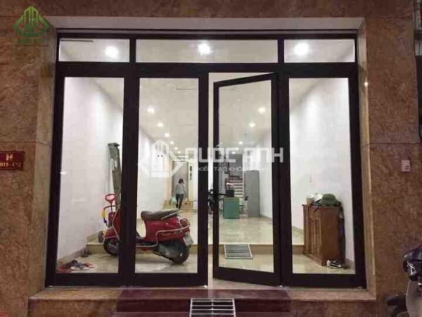 Cửa kính cường lực khung nhôm 4 cánh mở quay.