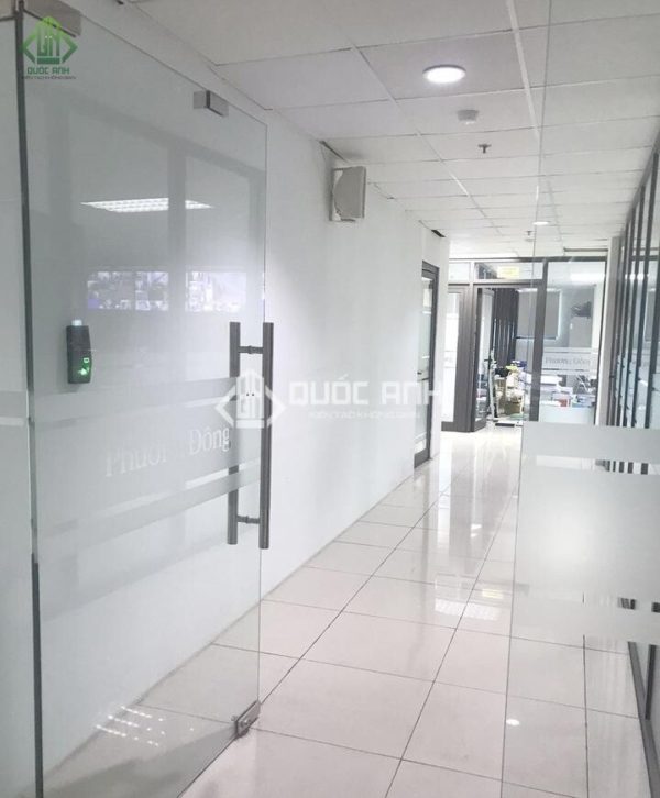 Cửa mở quay lắp đặt cho văn phòng.