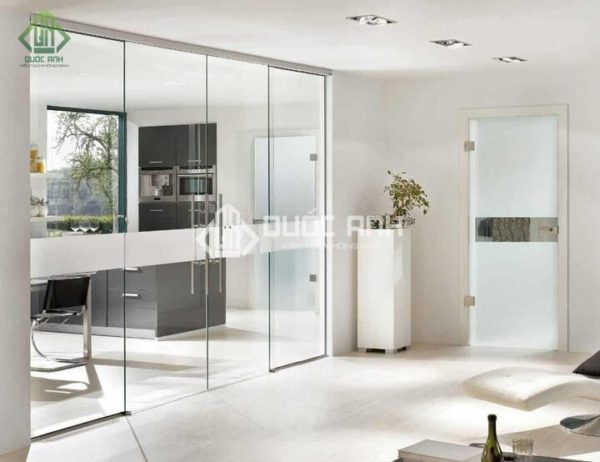 Cửa kính cường lực mở quay sang trọng, hiện đại.