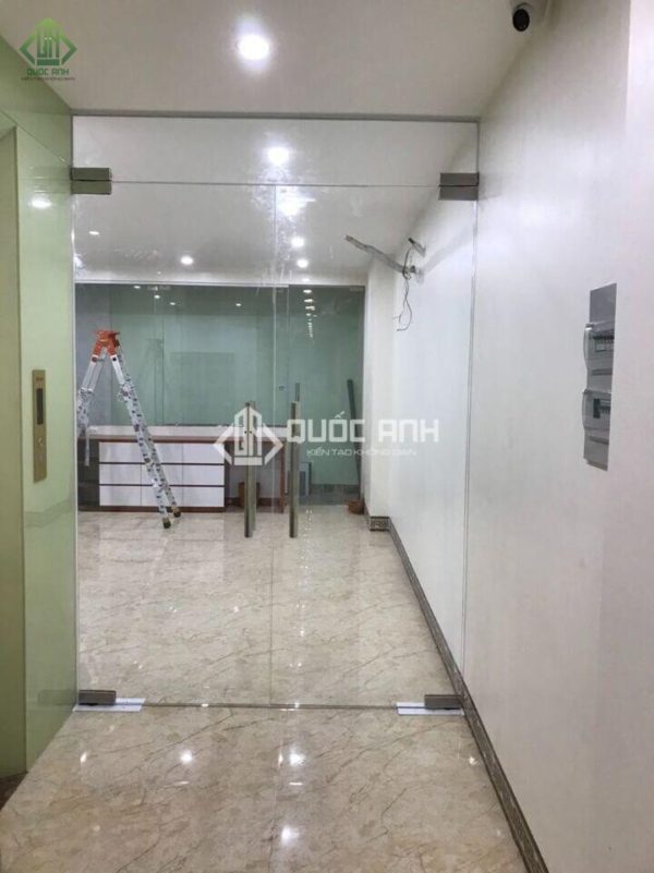 Cửa kính cường lực mở quay sử dụng kính cường lực bền đẹp.