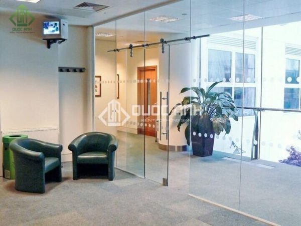 Cửa kính cường lực lùa treo giúp tạo sự thông thoáng cho không gian.