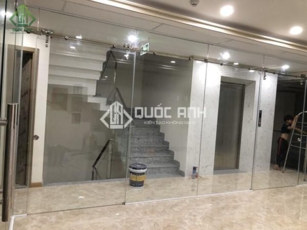 Cửa lùa treo kết hợp vách kính.