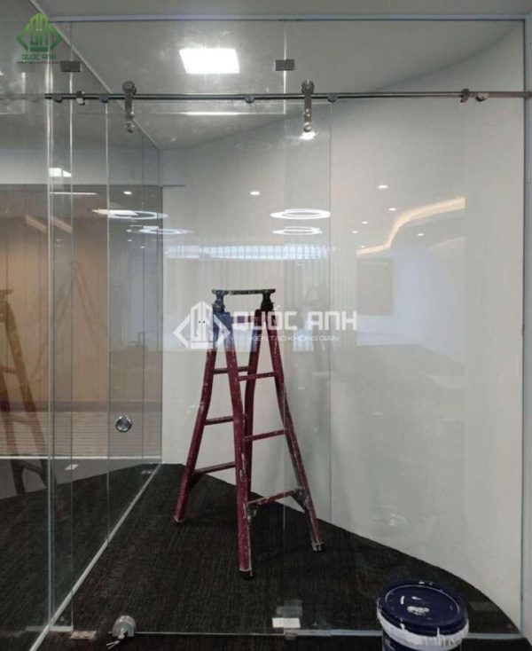 Quốc Anh Door là đơn vị chuyên thi công và lắp đặt cửa kính lùa treo.