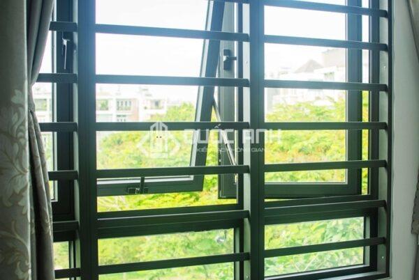 Cửa sổ mở hất kết hợp khung bảo vệ.