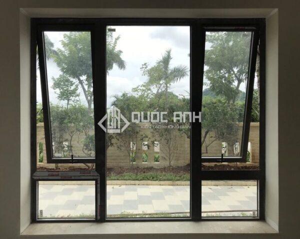 Cửa sổ mở hất có thiết kế cánh cửa mở hất ra ngoài.