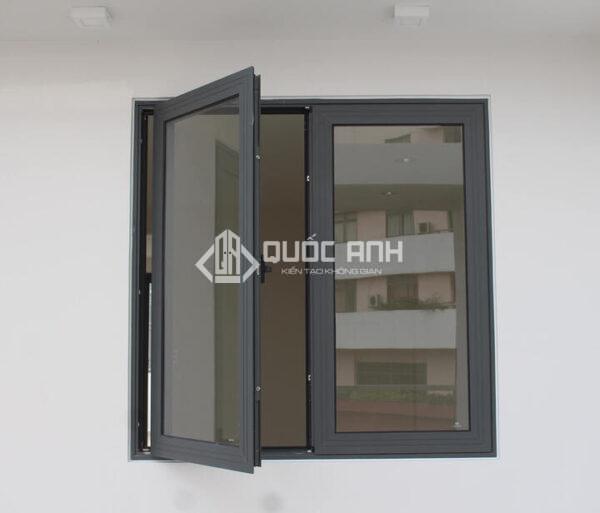 Cửa sổ mở quay với phần cánh cửa được mở quay ra ngoài hoặc trong.