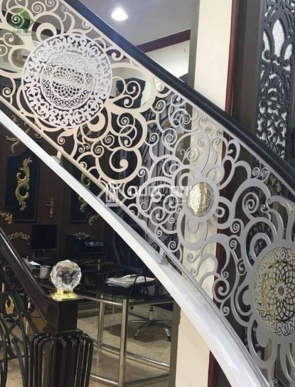 Họa tiết hoa văn trang trí nghệ thuật là điểm nhấn của lan can CNC.