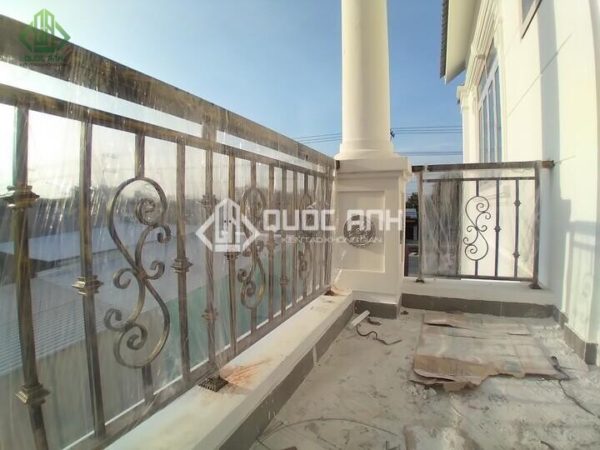 Lan can sắt CNC vừa có vẻ đẹp cứng cáp, vừa mềm mại.