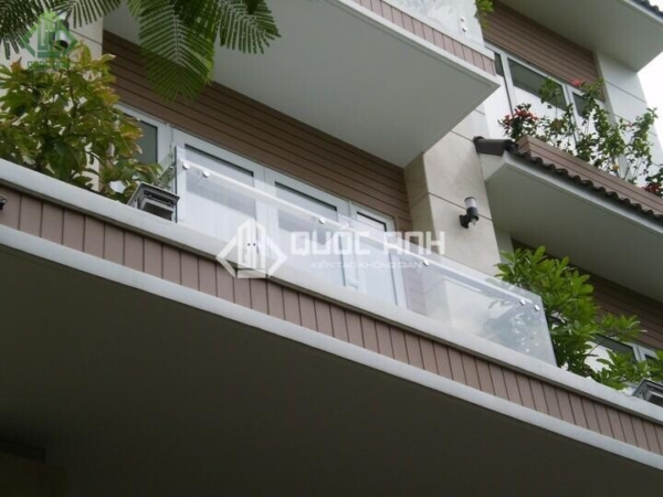 Lan can kính ban công rất thông dụng.