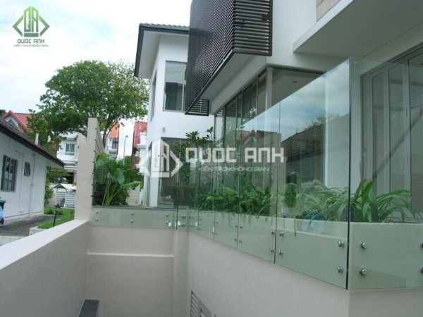 Thiết kế lan can kính đơn giản tinh tế.