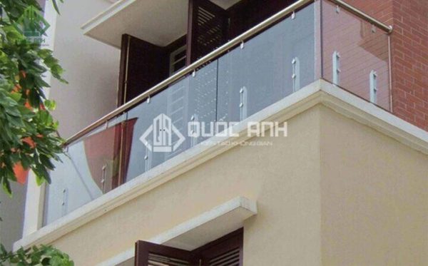 Lan can kính lắp cho khu vực ban công ngoài trời.