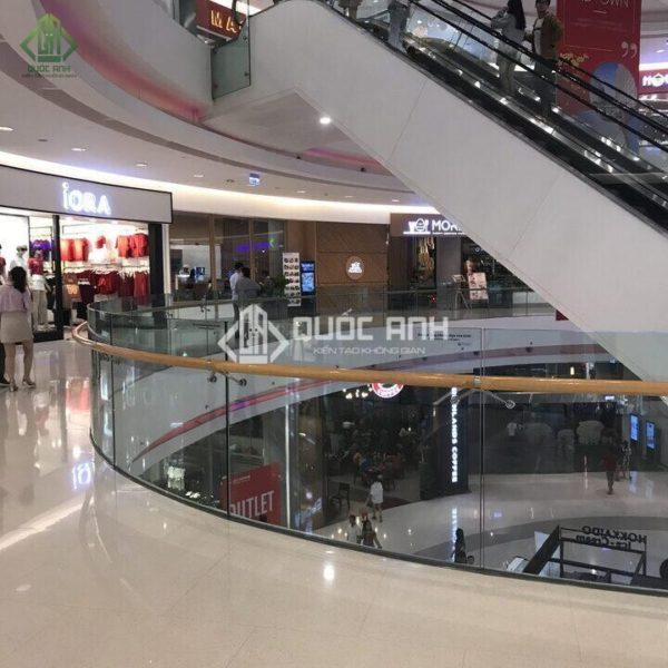 Lan can kính uốn cong độc đáo.