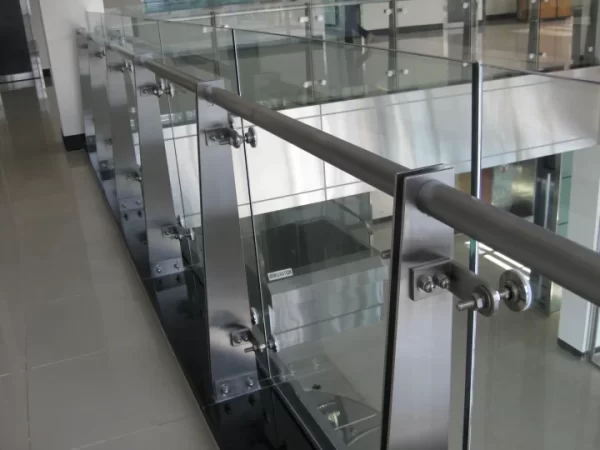 Lan can kính tay vịn inox.