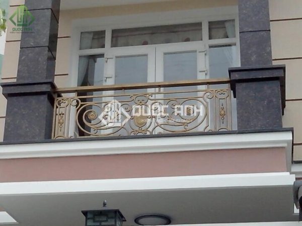 Lan can sắt sử dụng chất liệu sắt lắp đặt cho khu vực ban công hoặc cầu thang.