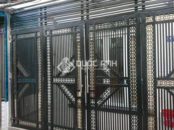 Mẫu cổng nhà đẹp sử dụng sắt hộp.