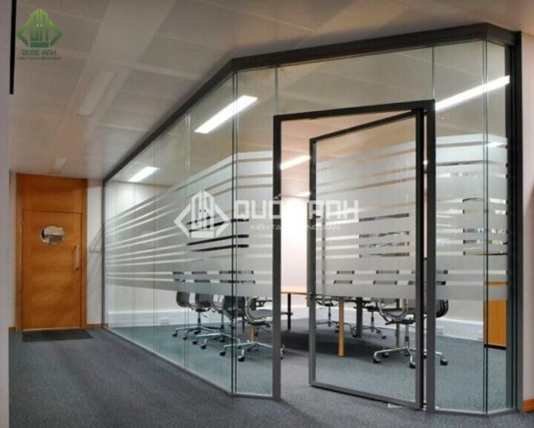 Vách kính cường lực khung sắt lắp đặt cho văn phòng.