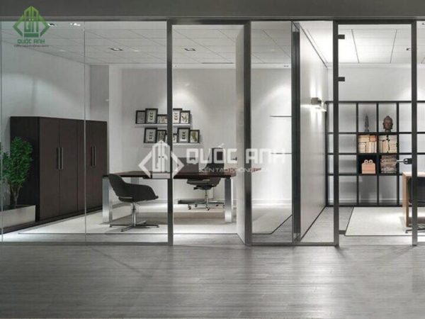 Vách kính khung sắt là loại vách kính cường lực được bao bọc bởi khung sắt, có nhiều thiết kế khác nhau.