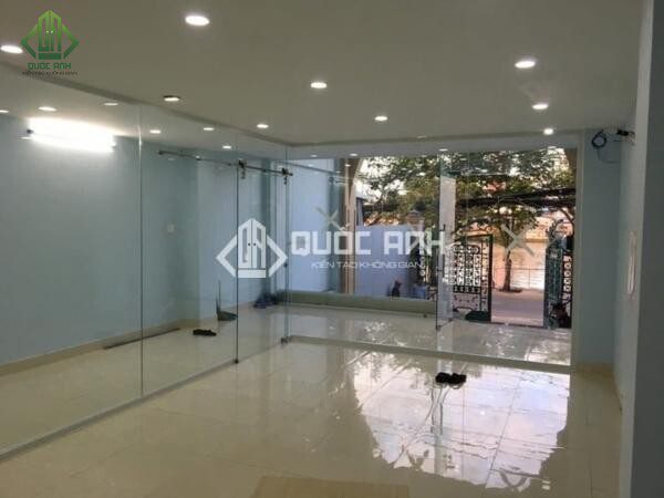 Cửa kính lùa ray treo giúp tối ưu diện tích không gian bền đẹp theo thời gian.