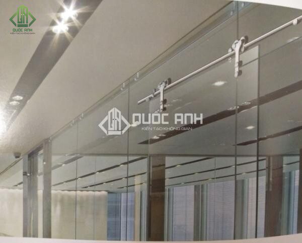 Cửa kính lùa ray inox sử dụng phụ kiện ray treo được làm từ inox cao cấp.