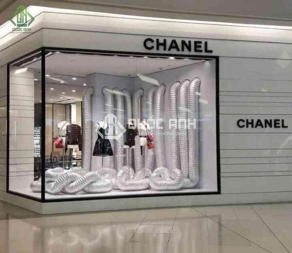 Vách kính cho shop thời trang.