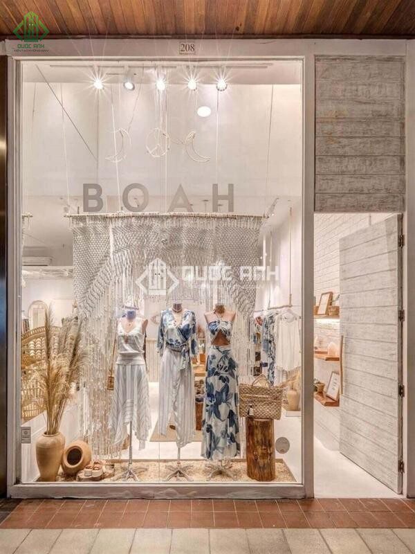 Cửa kính shop thời trang đẹp.