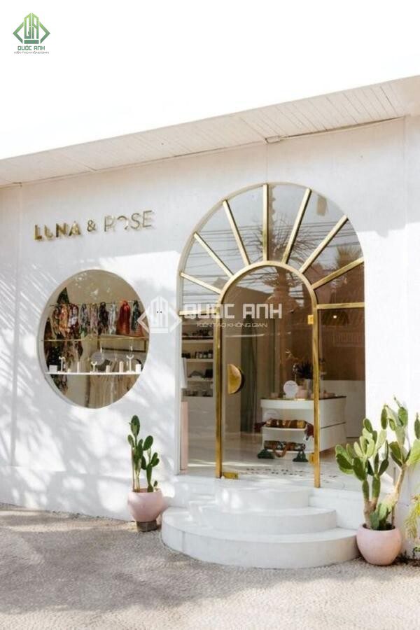 Cửa kính shop quần áo siêu cuốn hút.